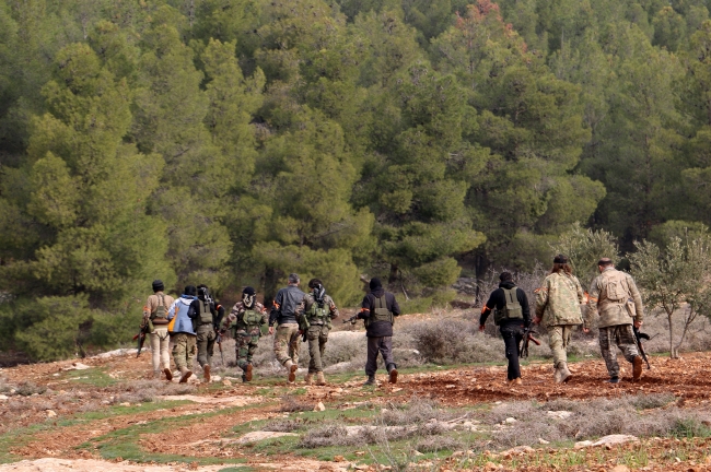 Afrin'e ilerlemeye çalışan terörist gruplar topçu ateşi üzerine geri çekildi